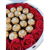 Подарунковий бокс Коло з цукерками Ferrero Rocher  та мильним трояндами